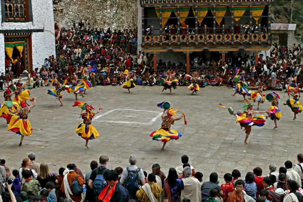 bhutan_festival_dance_in_middle