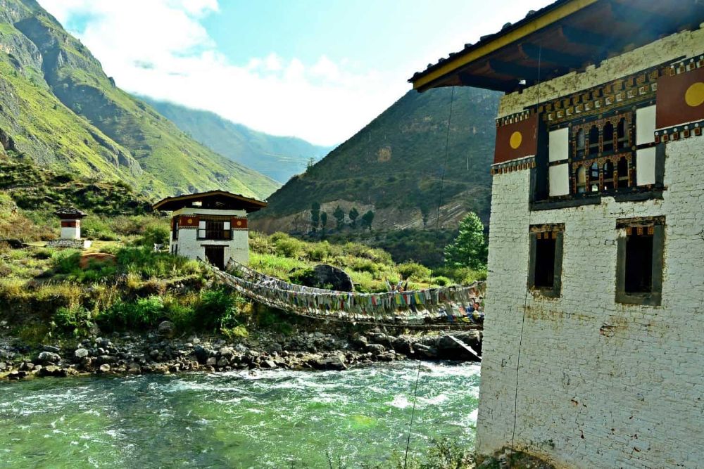 bhutan_fortress_bridge