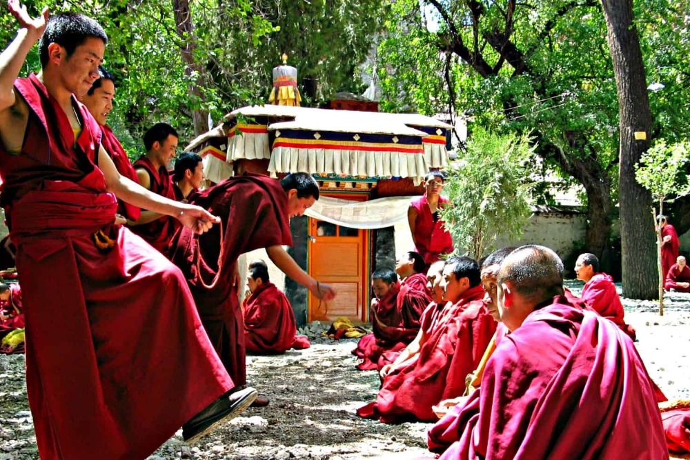 tibet_buddhist_monks_outside