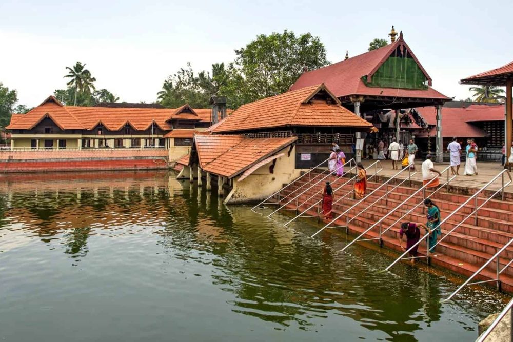 India_Kerala_Ambalapuzha_Temple_bathing