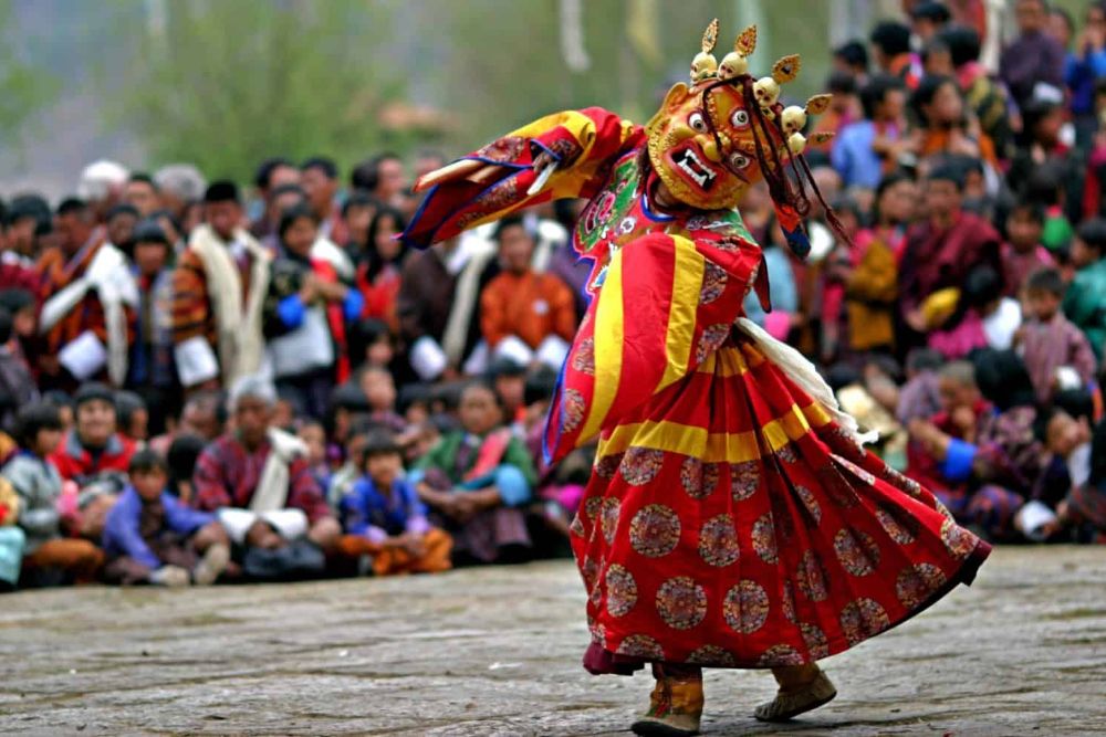 bhutan_tshechufestival_dancing_audience