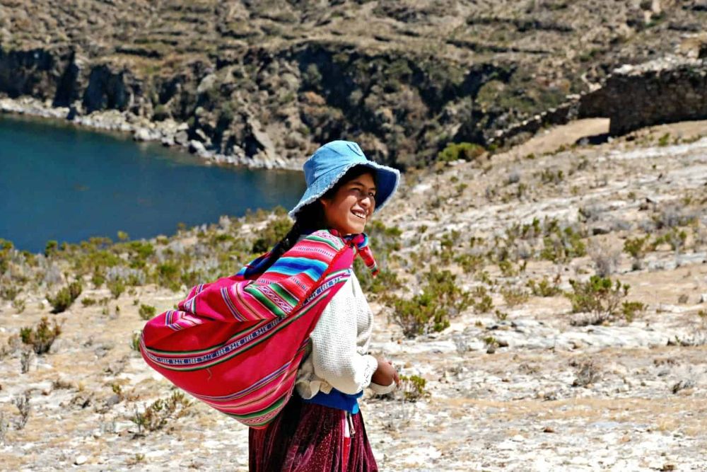 bolivia_titicaca-lake-young_woman