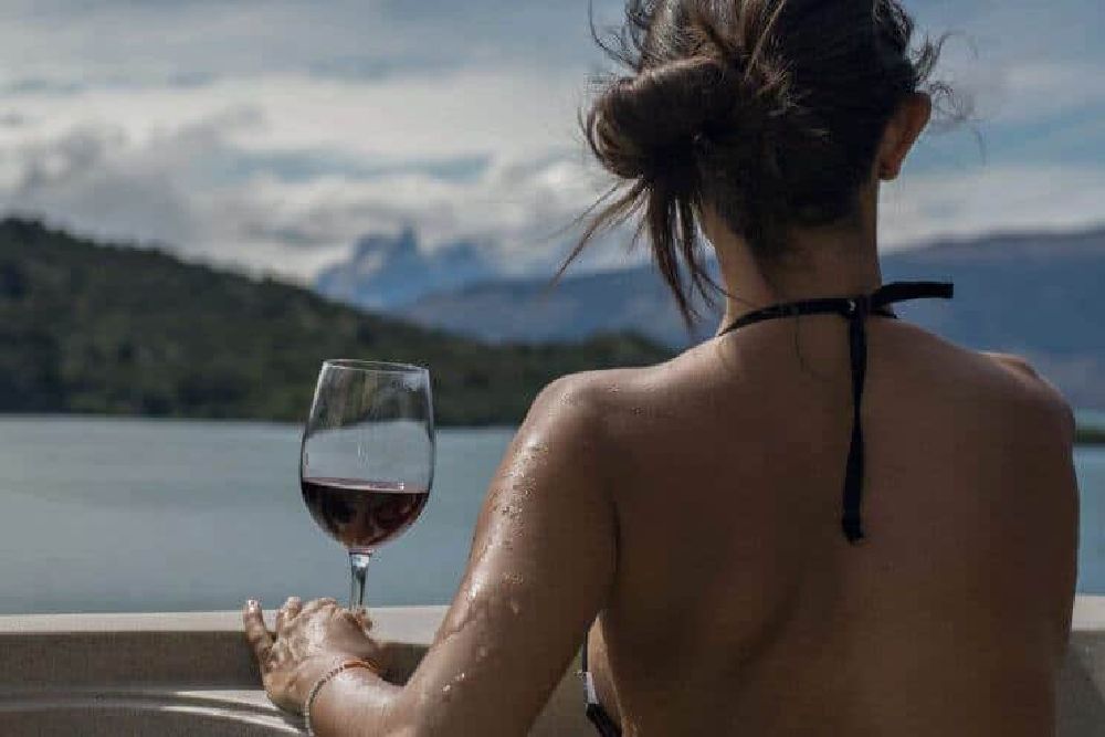 patagonia_camp_jacuzzi-wine