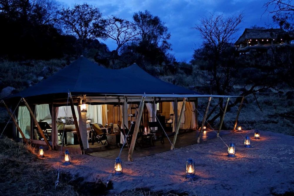 Tansania_Serengeti_Pioneer_Camp_tent_nighttime