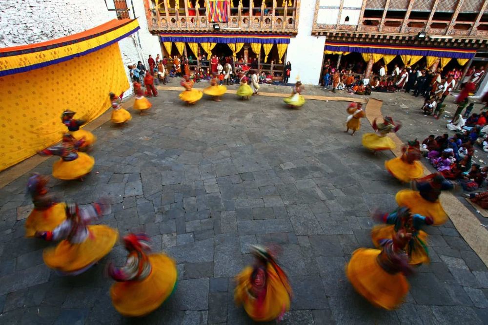 bhutan_festival_dancing_in_circle