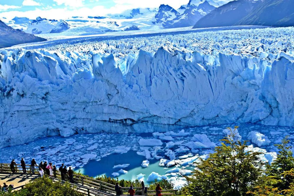 patagonia_people_watching_glacier