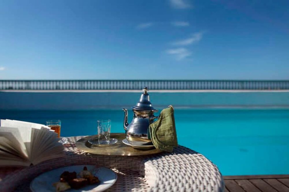 Heure-Bleue_Marocco_tea_at_pool