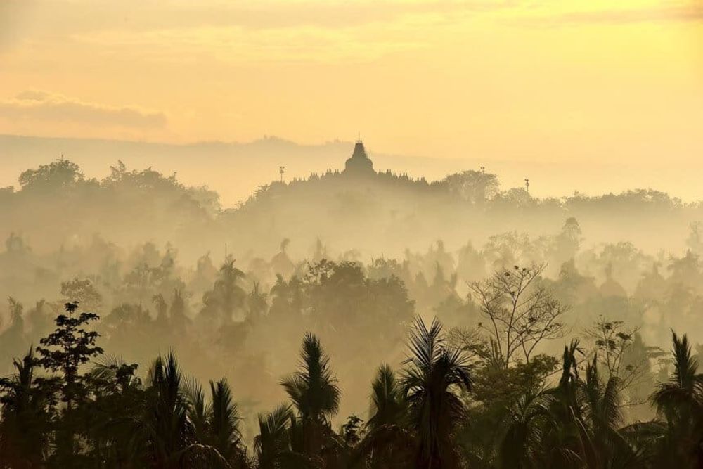 Indonesia-Plataran-Borobudu_foggy