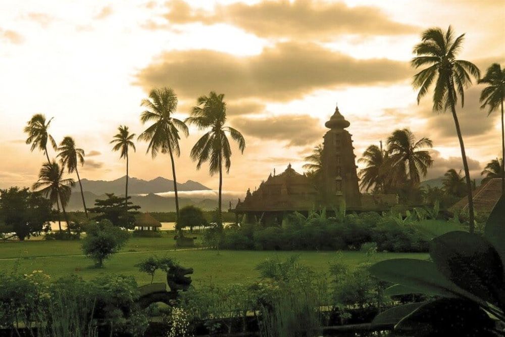 Indonesia-Tugu-Lombok-outside