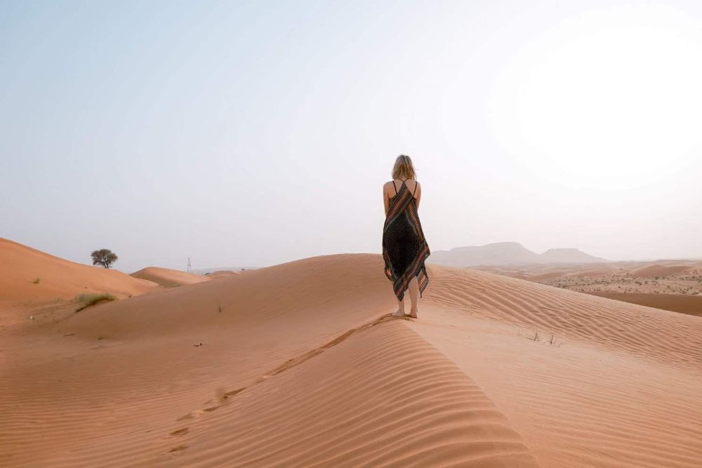 Oman_woman_standing_in_desert