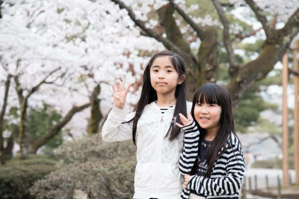 Japanese_young_sisters