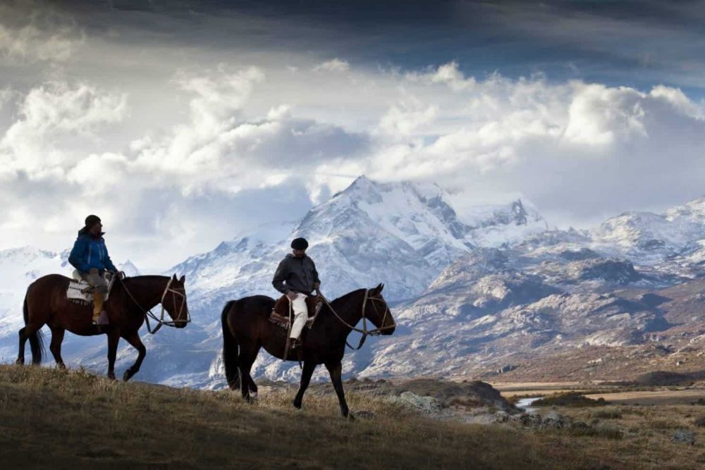 riding-horses_patagonia_landscape
