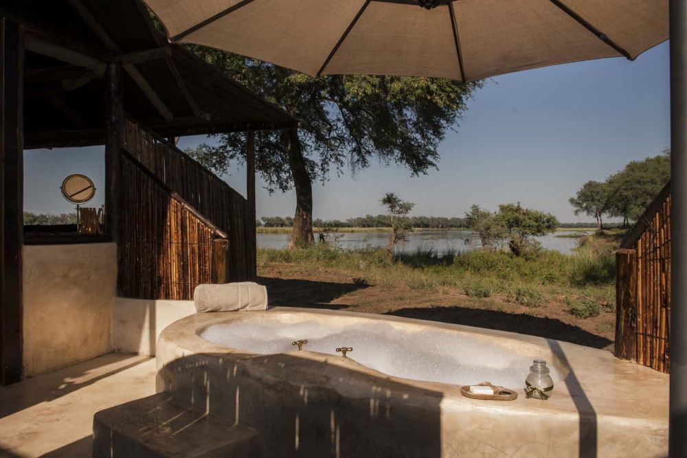 Lower-Zambezi-bathtub_outside