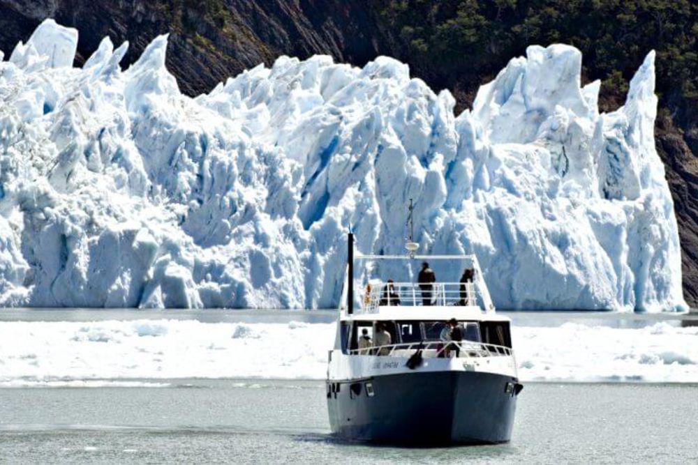 Cruceros_MarPatag_glacier_ship