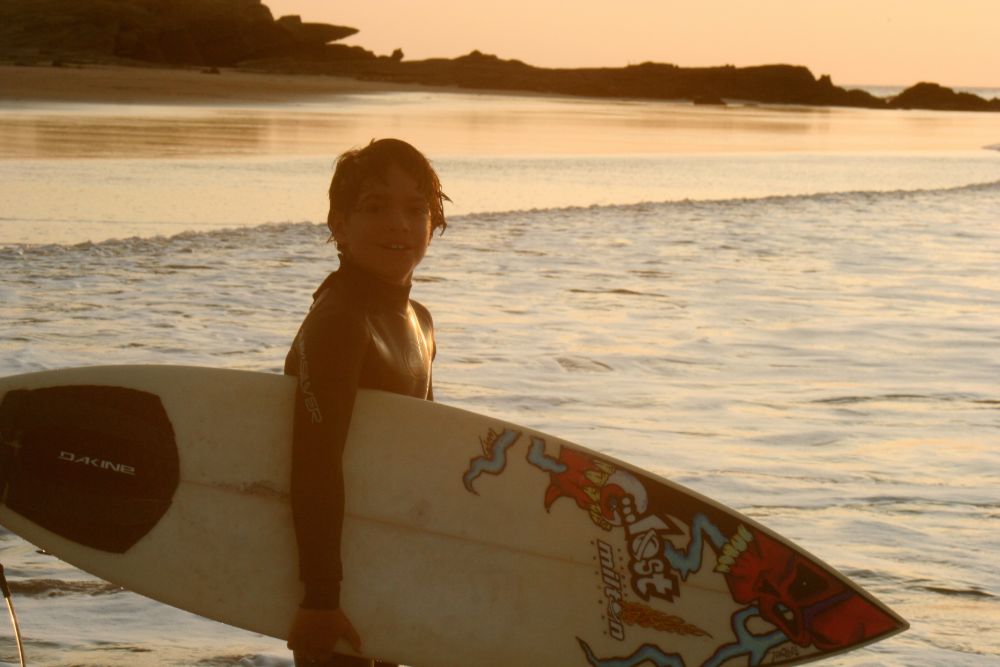 child_w_surfboard