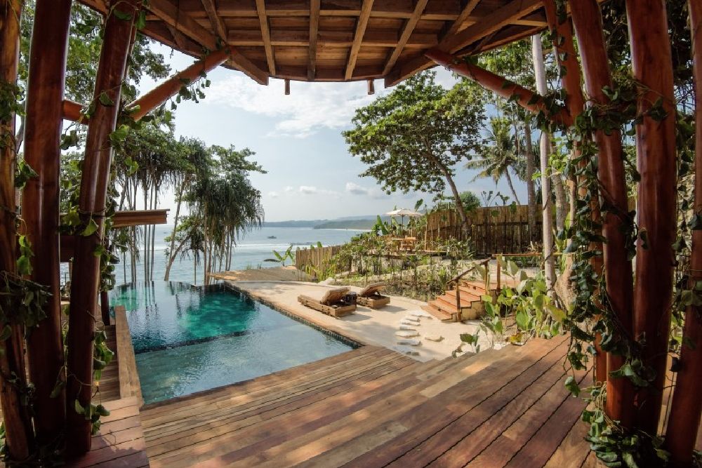 Indonesia_deluxe_resort_pool