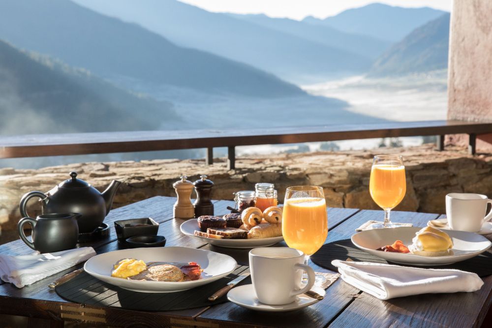 breakfast_with_view_of_valley