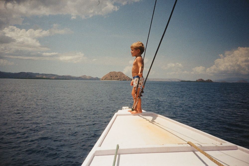 kid_on_sailing_boat