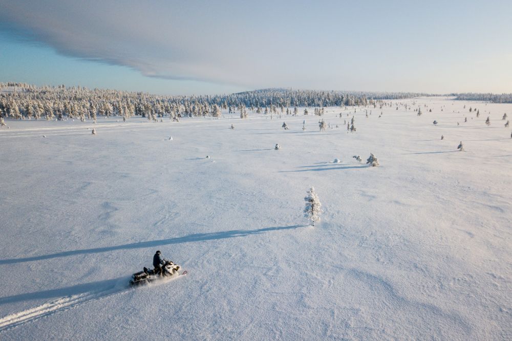 lappland_snowmobile_snowy_landscape