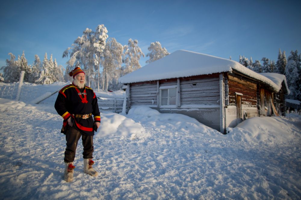 Lappland_Mann_traditionelle_Kleidung_Sámi